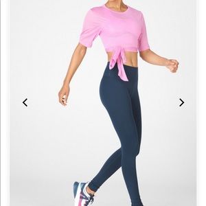 workout outfit. Pink top. Navy leggings